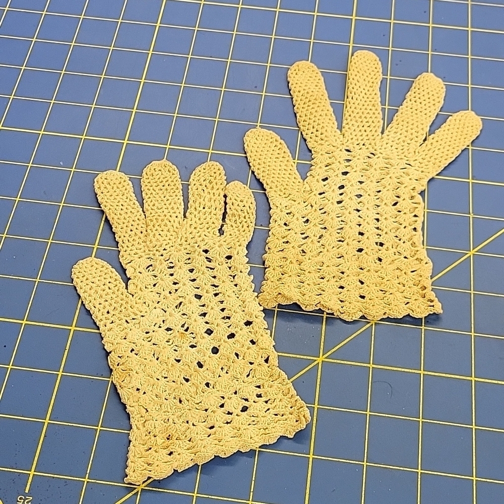 Vintage Women's Gloves Cream Estate Sale Find Crocheted